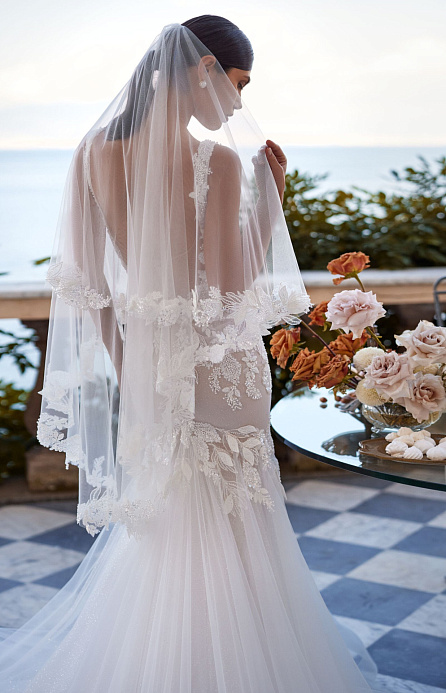 Роскошная кружевная фата средней длины фото