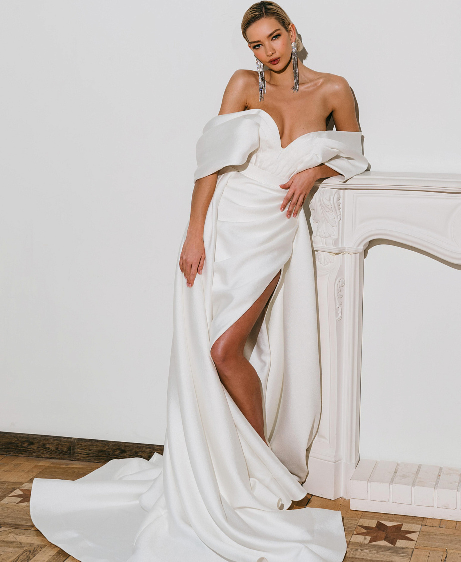 Лаконичное свадебное платье со спущенными плечиками фото