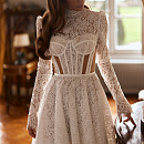 Закрытое кружевное свадебное платье с прозрасными вставками на корсете фото