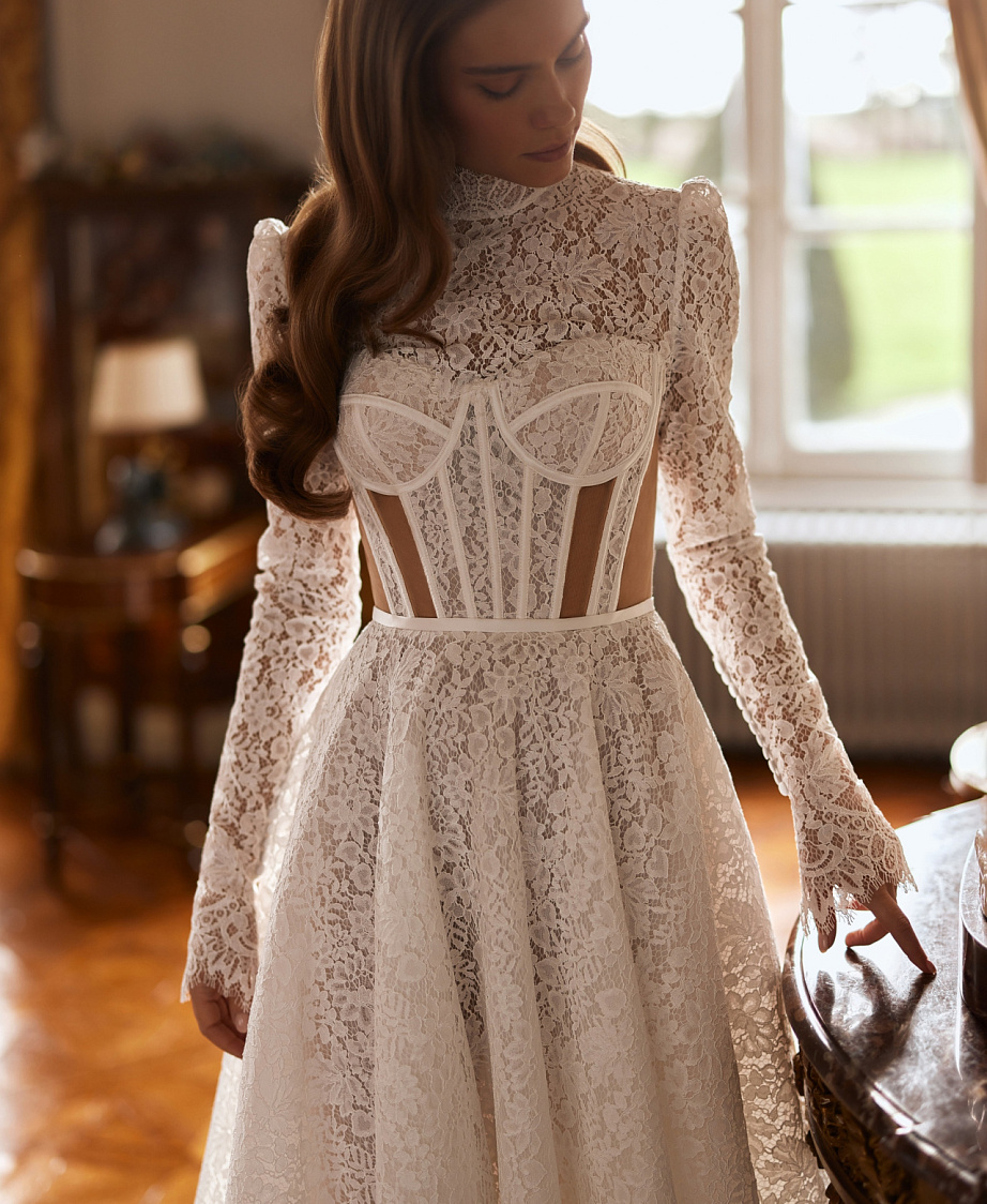 Закрытое кружевное свадебное платье с прозрасными вставками на корсете фото