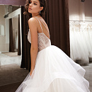 Пышное свадебное платье с воланами и открытыми плечами фото