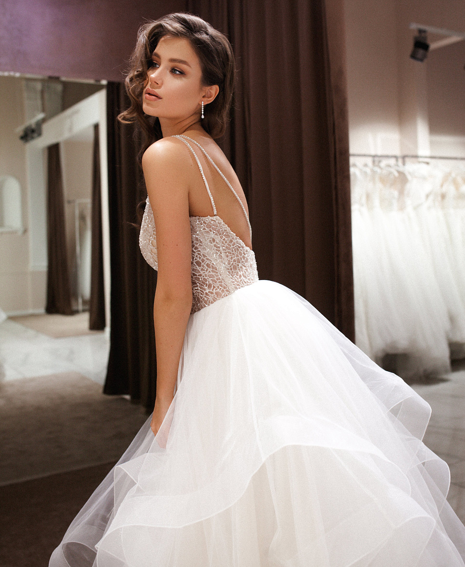 Пышное свадебное платье с воланами и открытыми плечами фото