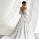 Роскошное атласное свадебное платье с длинным рукавом фото