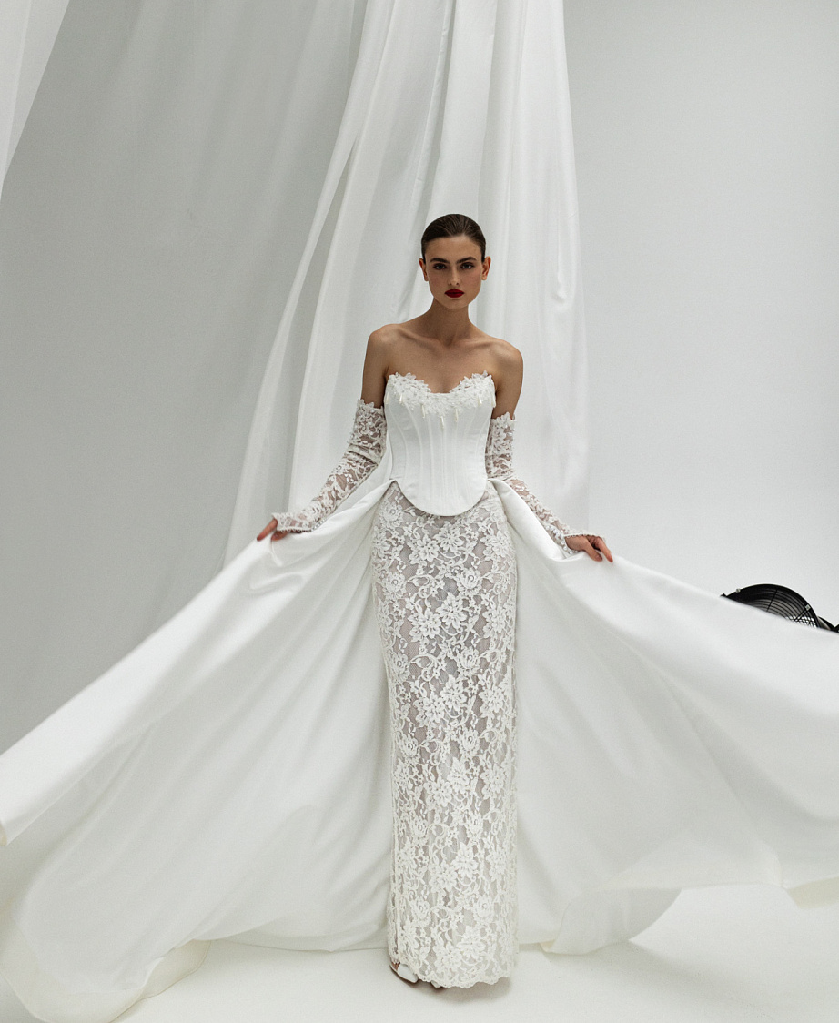 Стильный свадебный комплект с атласным корсетом и кружевной юбкой фото