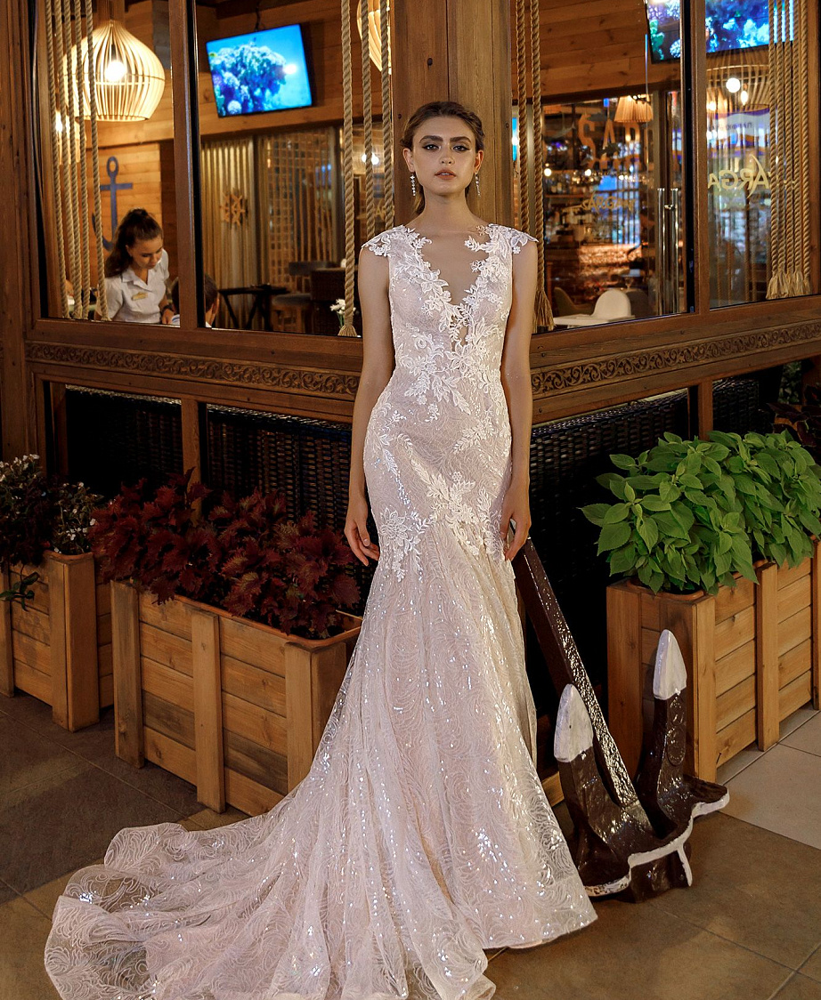 Свадебное платье рыбка с кружевной спиной фото