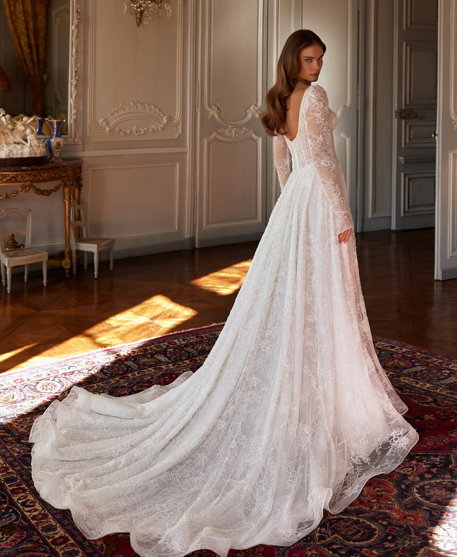 Нежное свадебное платье из кружева шантильи расшитого бисером фото