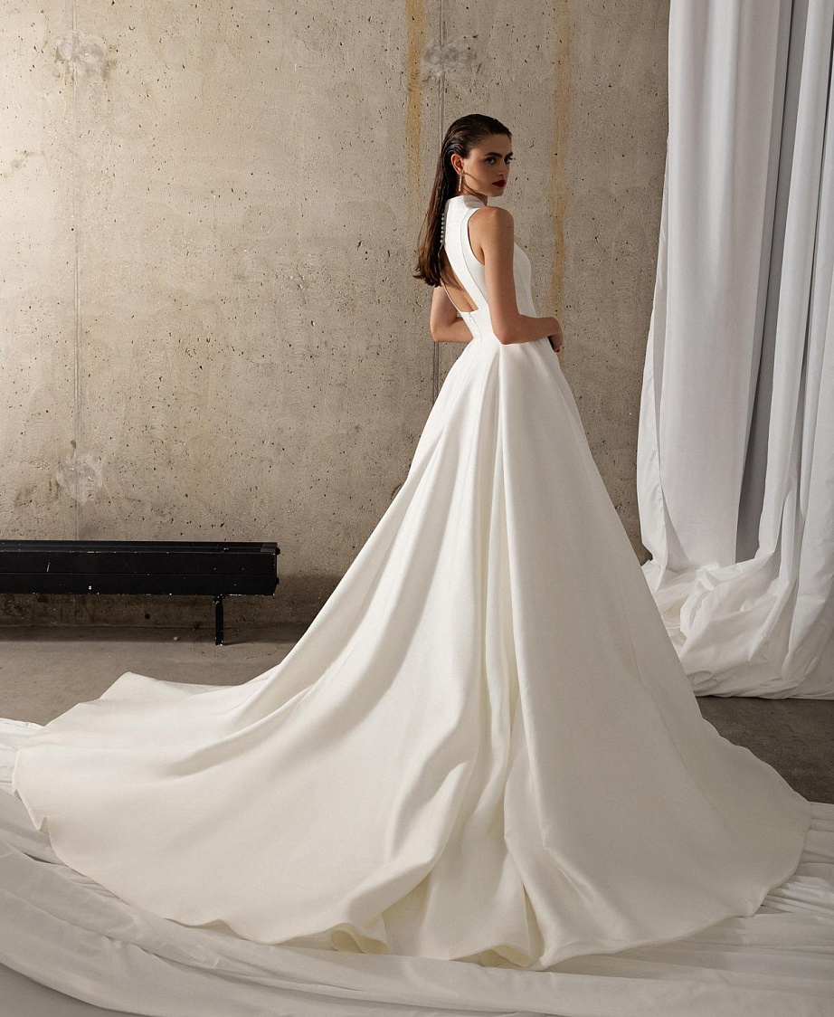 Роскошное платье из микадо с воротником-стойкой фото