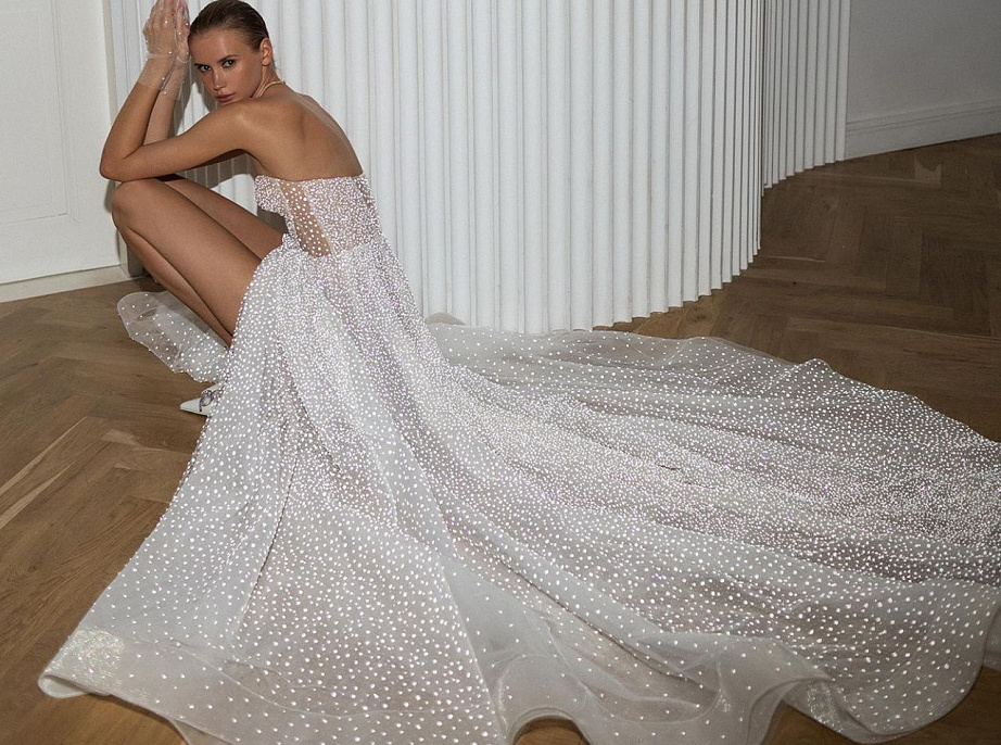 Роскошное свадебное платье с глубоким декольте фото