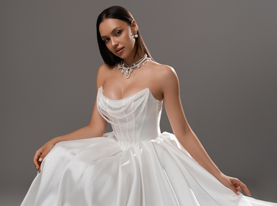 Атласное свадебное платье с корсетом в стиле принцесса фото