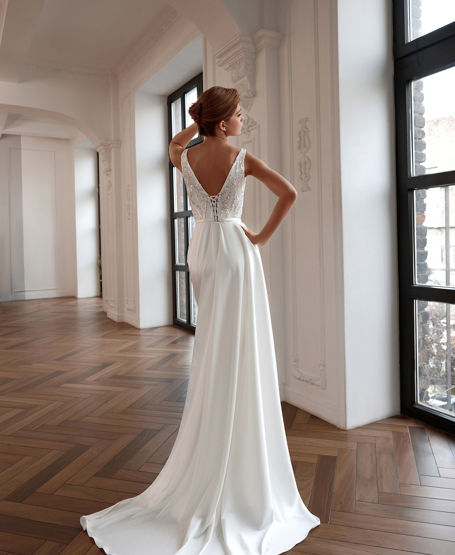 Свадебное платье русалка с атласной юбкой и блестящим верхом фото