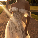 Изысканное свадебное платье с расшитым кружевом фото