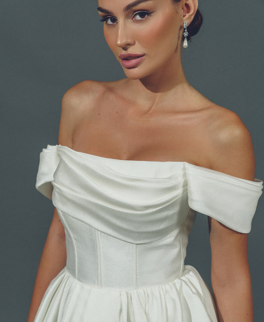 Пышное свадебное платье с разрезом фото