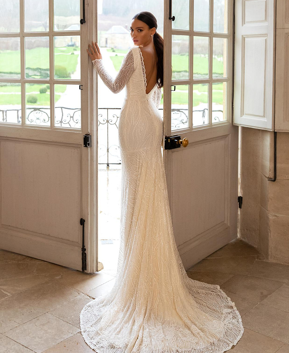 Облегающее свадебное платье с рукавами фото