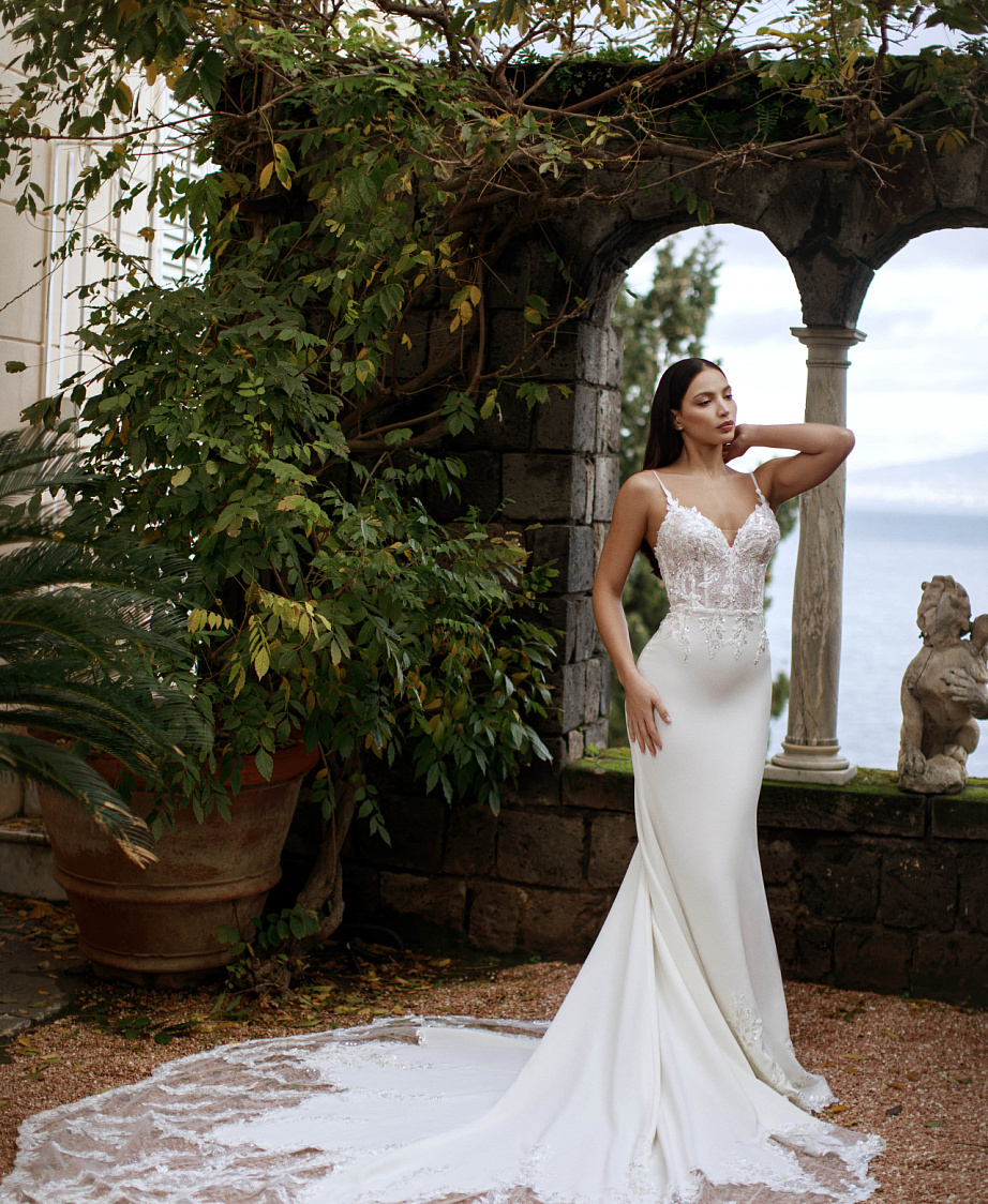 Свадебное платье русалка с роскошным шлейфом фото