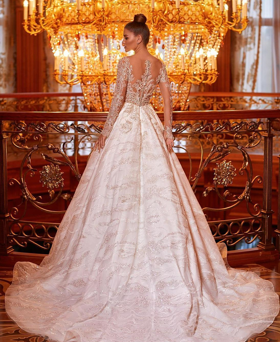 Пышное блестящее свадебное платье фото