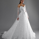 Свадебное платье с роскошной расшивкой и рукавами фото