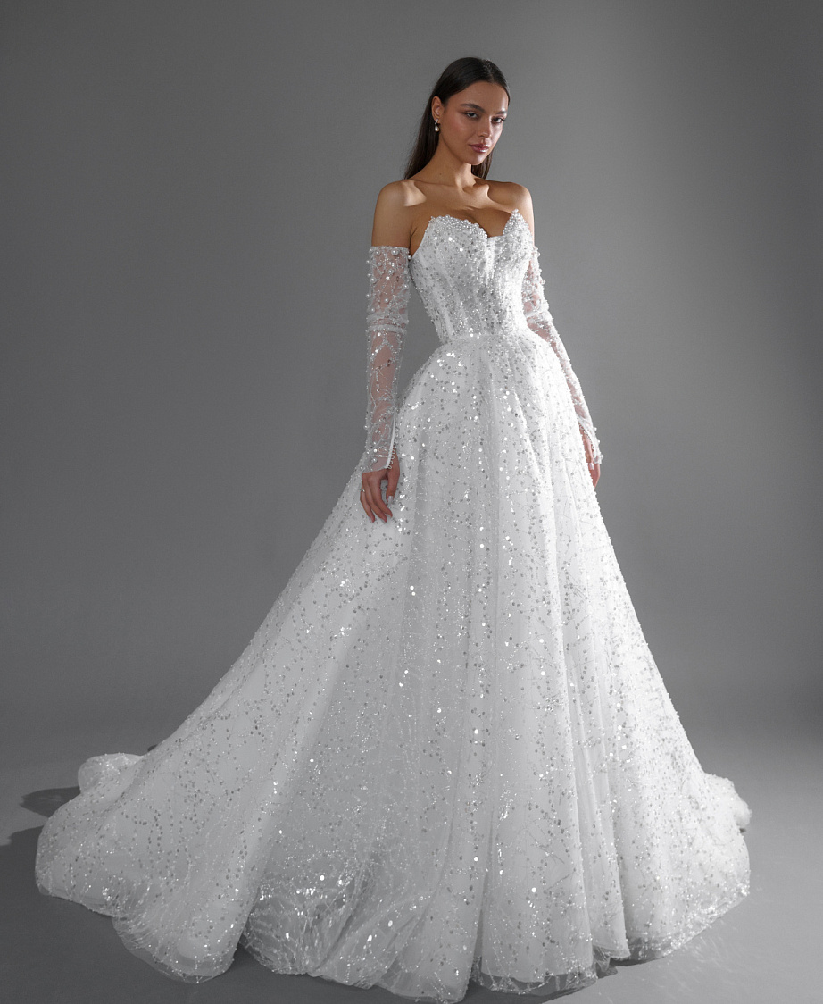 Свадебное платье с роскошной расшивкой и рукавами фото