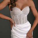 Свадебное платье со сборкой и разрезом на юбке фото