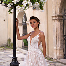 Роскошное блестящее платье на тонких бретелях фото