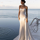 Атласное свадебное платье с кружевным декором фото