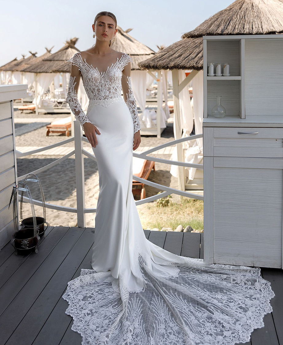 Роскошная атласная рыбка с кружевными рукавами