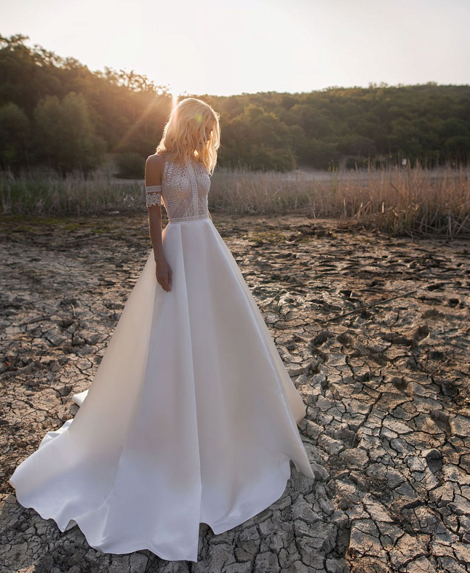 Атласное свадебное платье с этническим кружевом фото