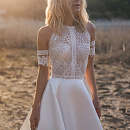 Атласное свадебное платье с этническим кружевом фото