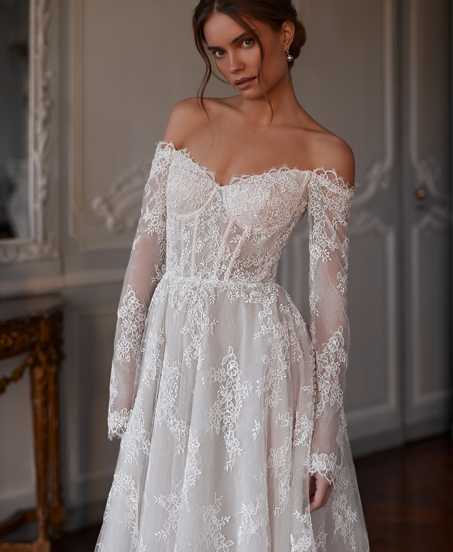 Кружевное свадебное платье с рукавами и шлейфом фото