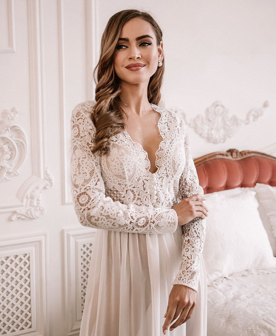 Длинный будуар с кружевными рукавчиками фото