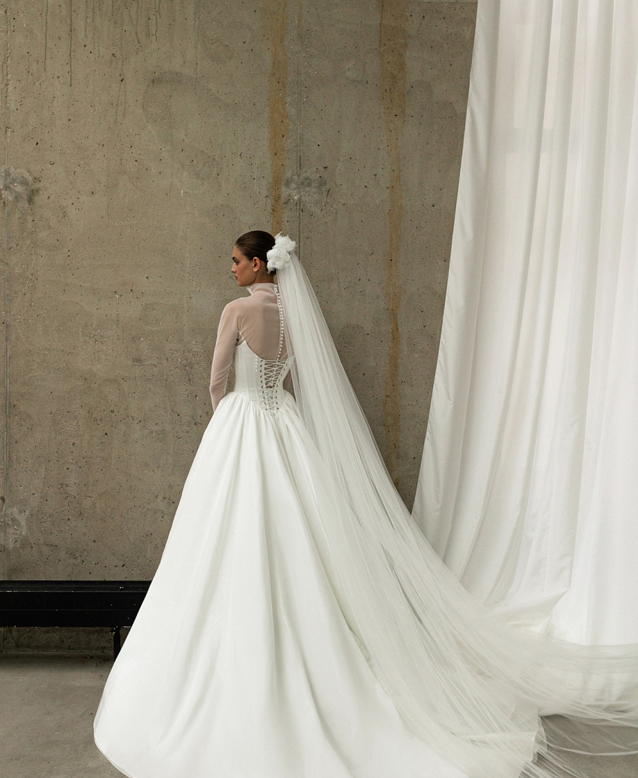 Классическое свадебное платье с прозрачным болеро фото