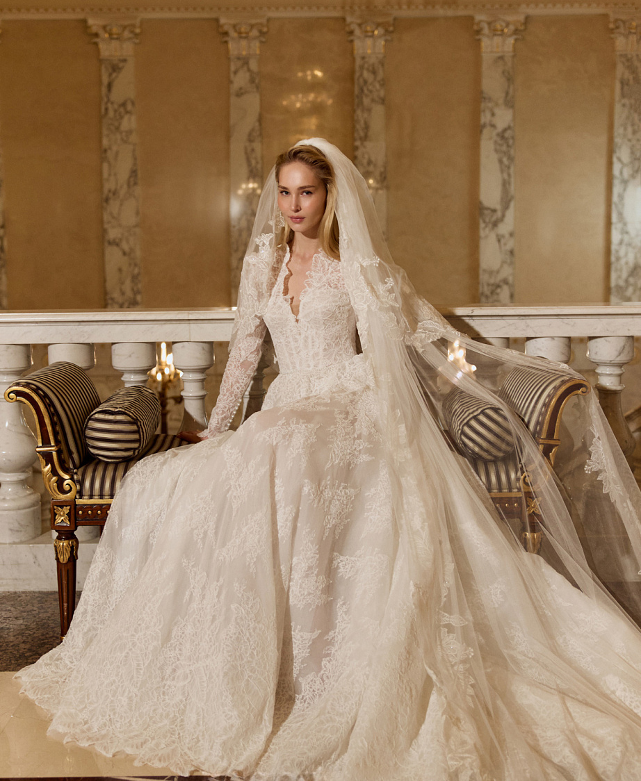 Закрытое кружевное свадебное платье cо шлейфом фото