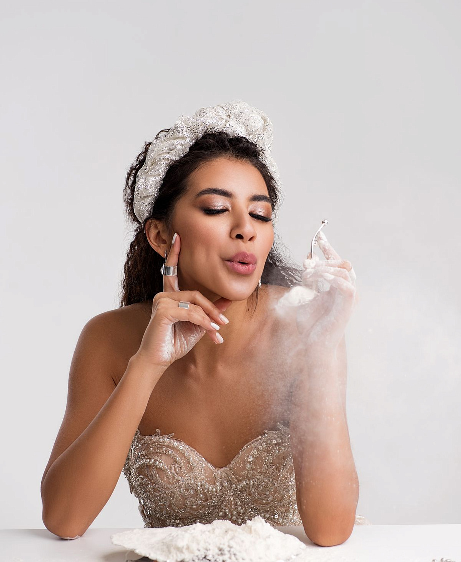 Ободок с узлом из глиттера фото