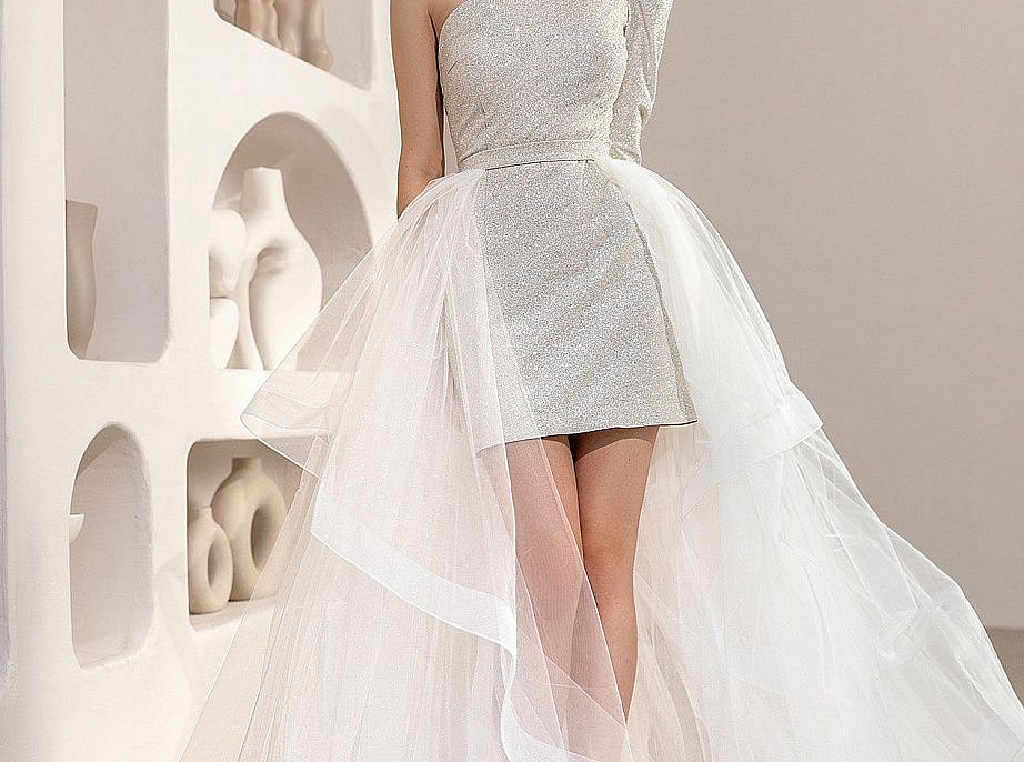 Короткое свадебное платье с одним рукавом фото