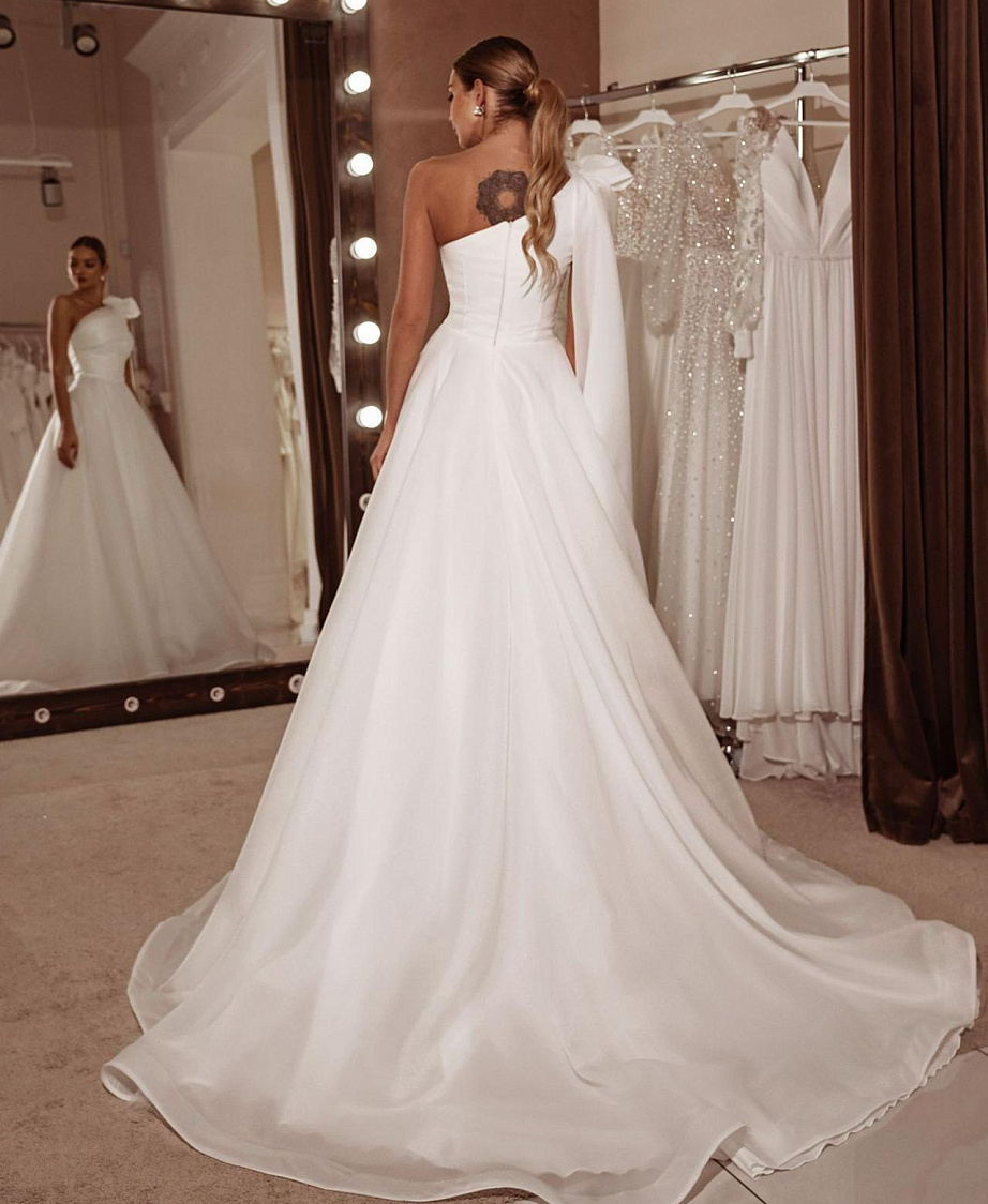 Нежное свадебное платье на одно плечо