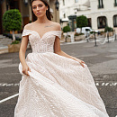 Блестящее свадебное платье с роскошным шлейфом фото