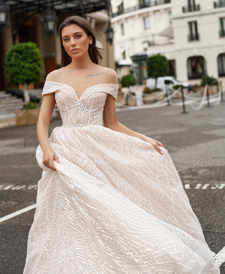 Блестящее свадебное платье с роскошным шлейфом фото