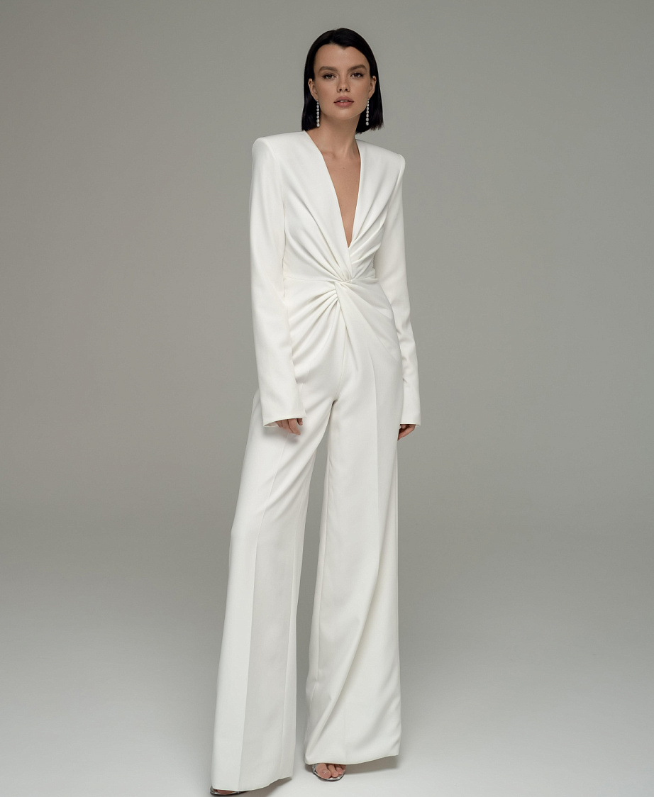 Свадебный комбинезон с декольте фото