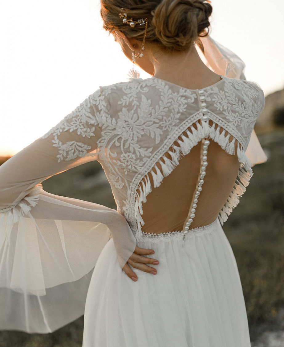 Свадебное платье бохо с расклешенными рукавами фото
