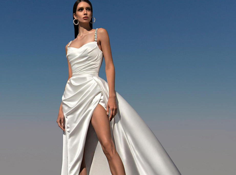 Атласное свадебное платье с высоким разрезом фото