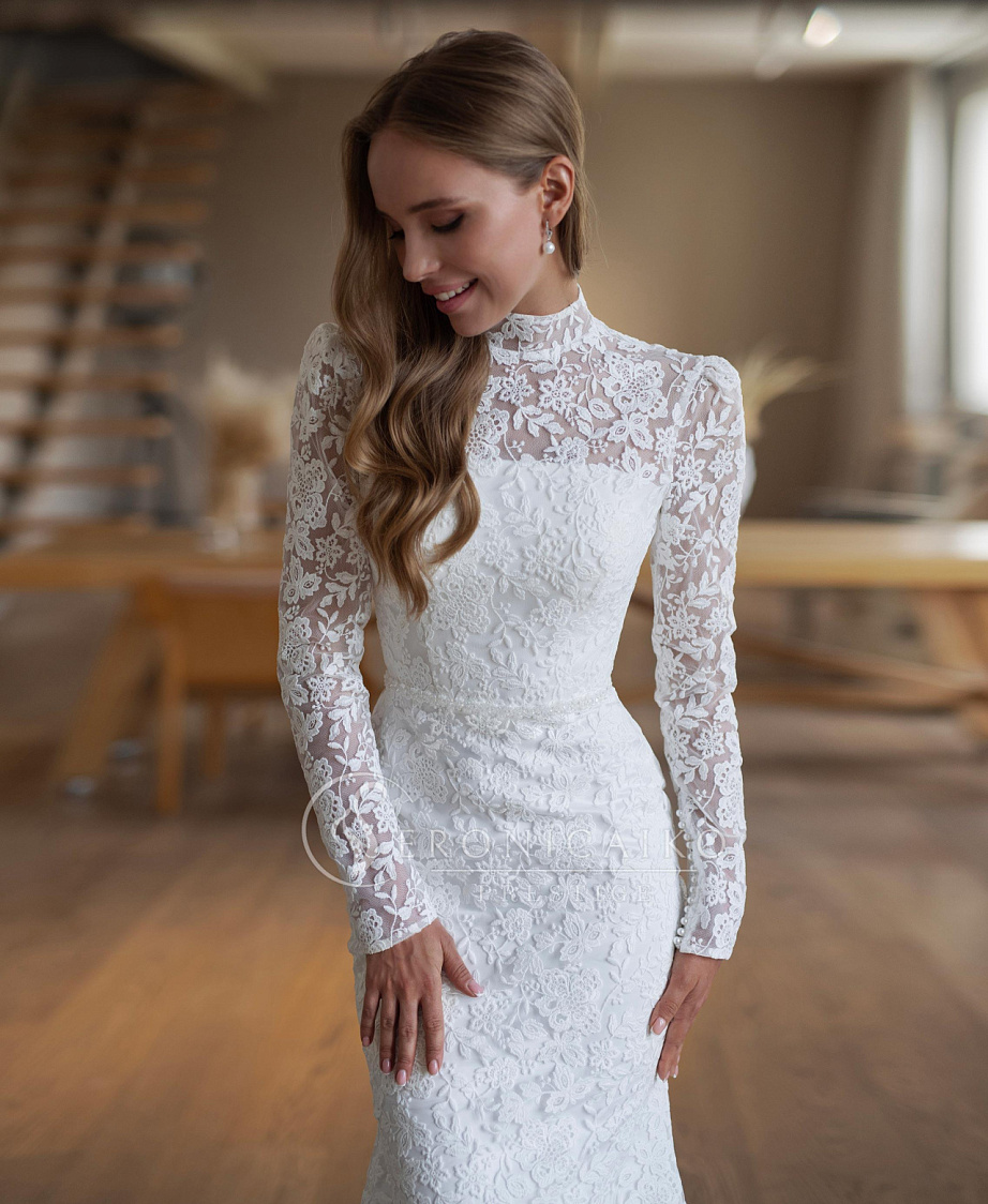 Закрытое кружевное свадебное платье с рукавчиками фото