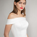 Атласное свадебное платье миди с вырезом лодочка фото