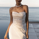 Атласное свадебное платье с кружевным декором фото