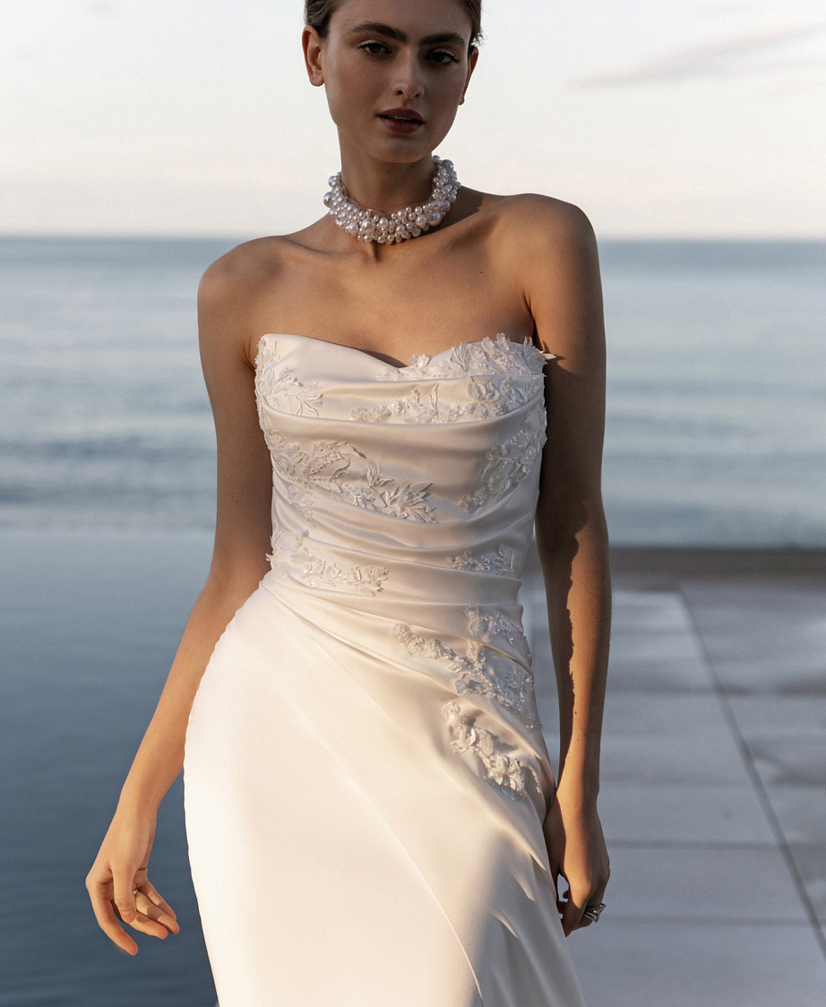 Атласное свадебное платье с кружевным декором фото