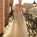 Нежное свадебное платье с декором из 3Д цветов фото