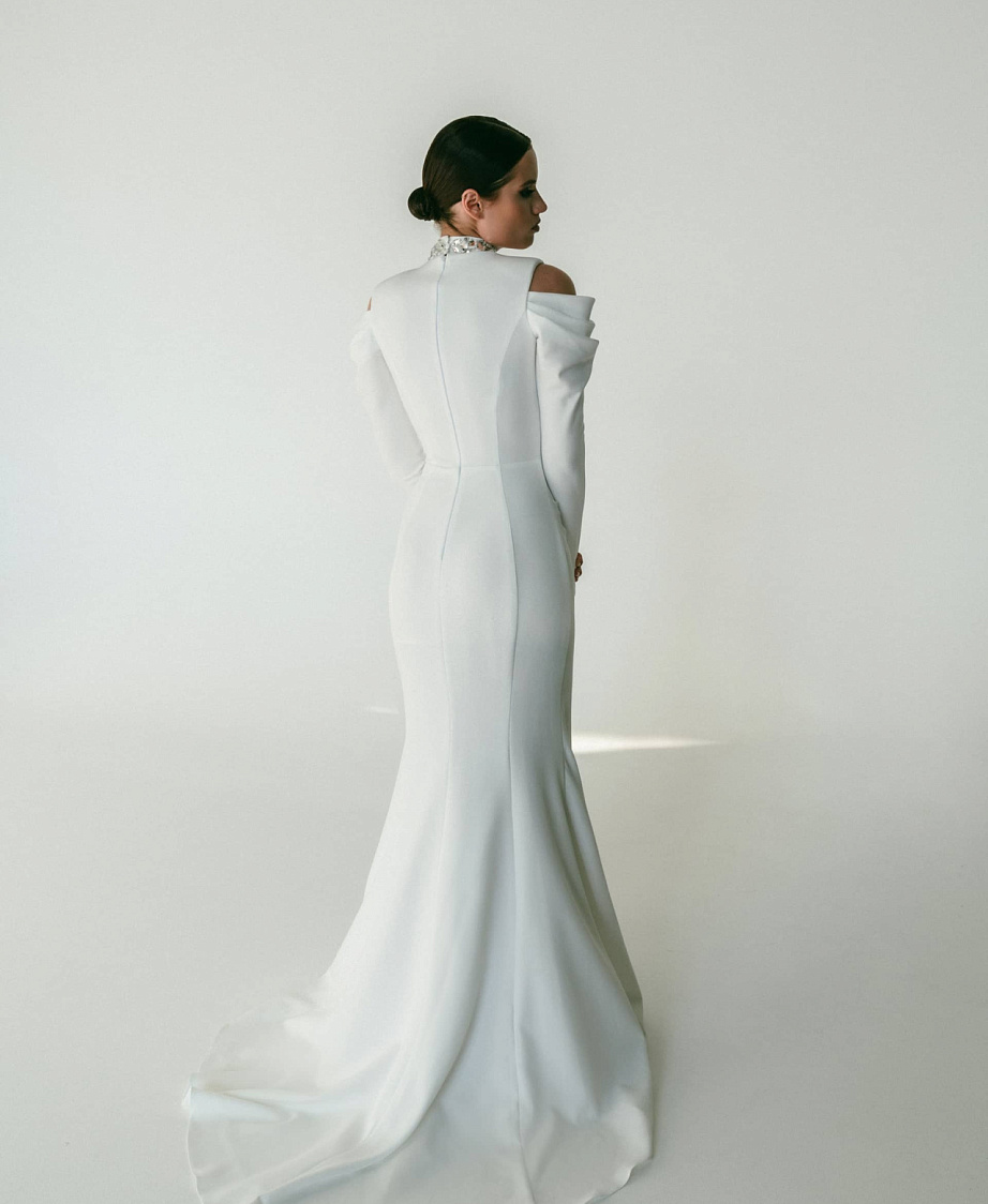 Минималистичное платье силуэта «Рыбка» фото