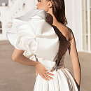 Лаконичное свадебное платье на тонких бретелях фото