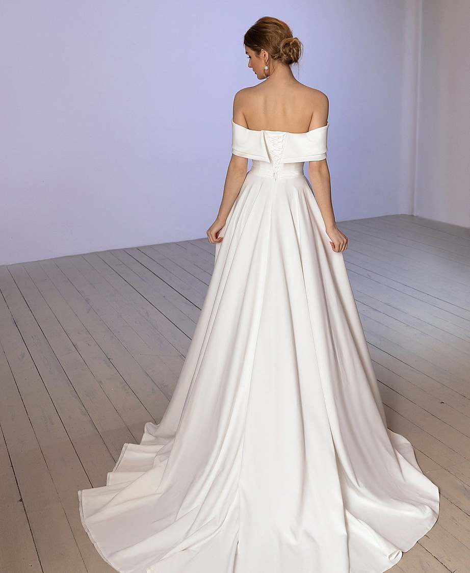 Элегантное свадебное платье с разрезом фото