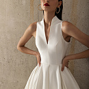 Роскошное платье из микадо с воротником-стойкой фото