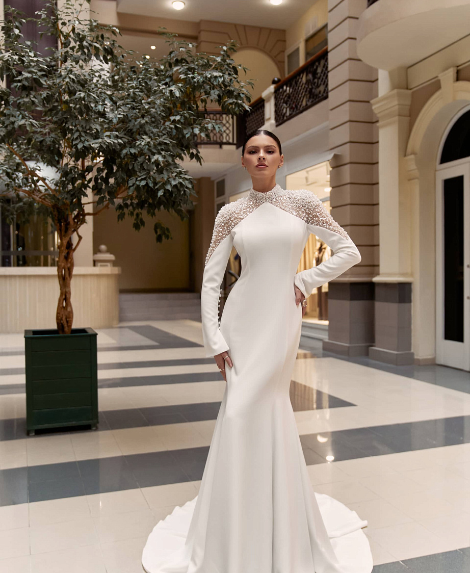 Силуэтное минималистичное свадебное платье с декором из жемчуга фото