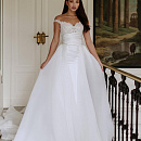 Свадебное платье с красивым расшитым корсетом и атласной юбкой фото